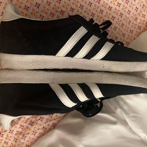 Euc womens 8 Adidas Gazelle shoes